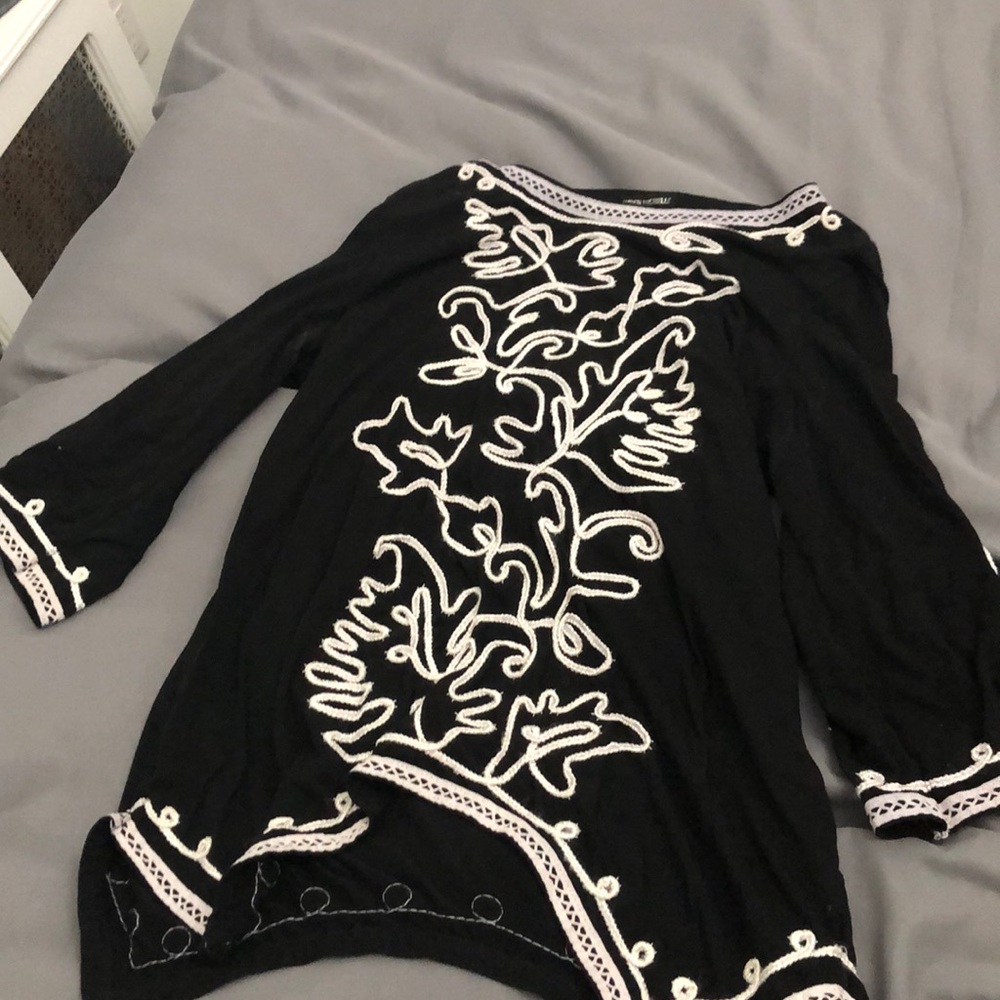 3/4 sleeve long sleeve black shirt, white detail